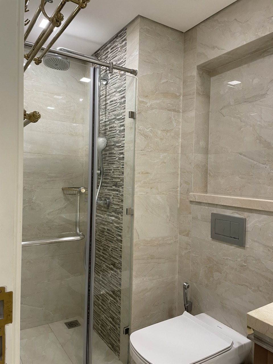 Cho thuê căn hộ Vinhomes Golden River, 1PN, giá chỉ 18 triệu/tháng như hình