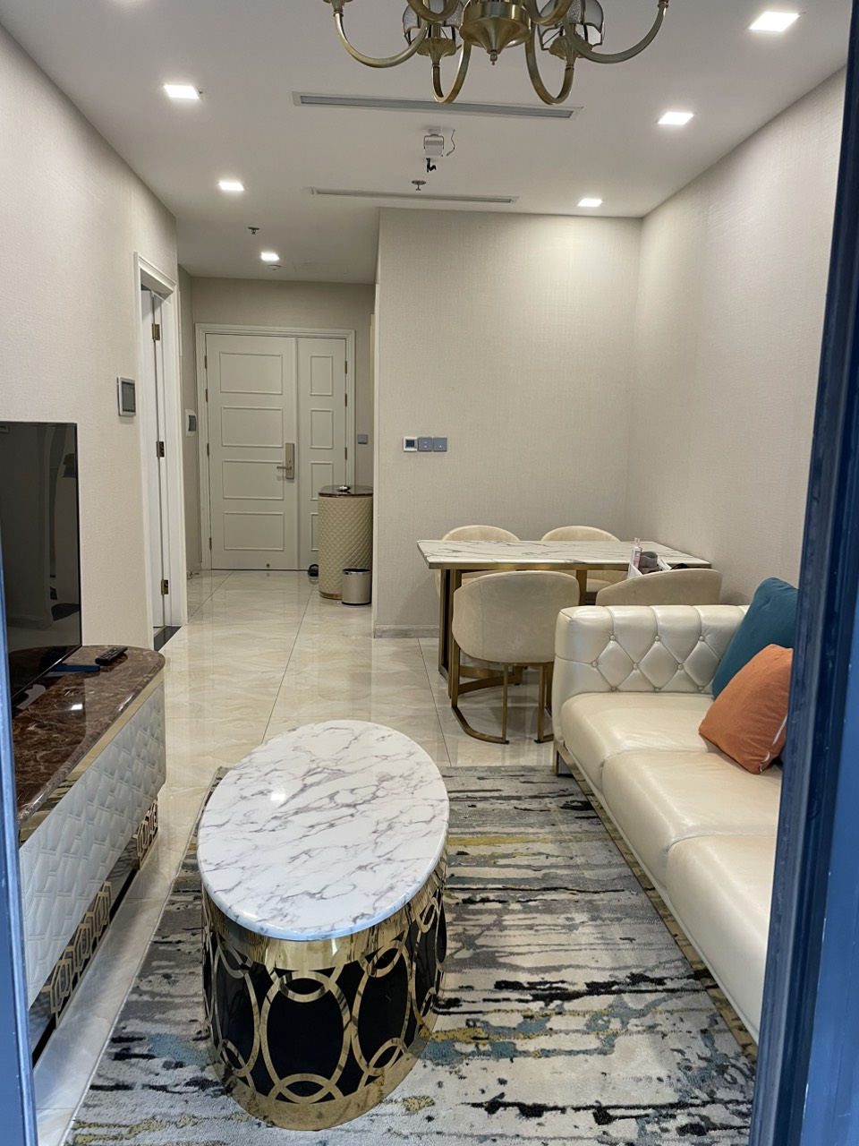 Cho thuê căn hộ Vinhomes Golden River, 1PN, giá chỉ 18 triệu/tháng như hình