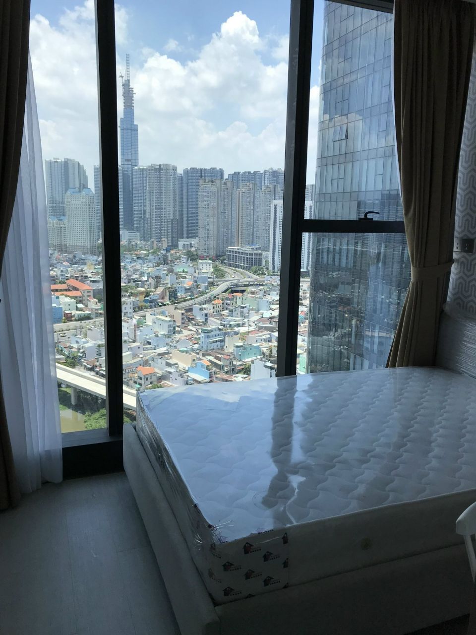 Cần cho thuê gấp căn hộ 2PN-2WC,72m2 ,view Landmark giá rẻ 25 tr/thể như hình