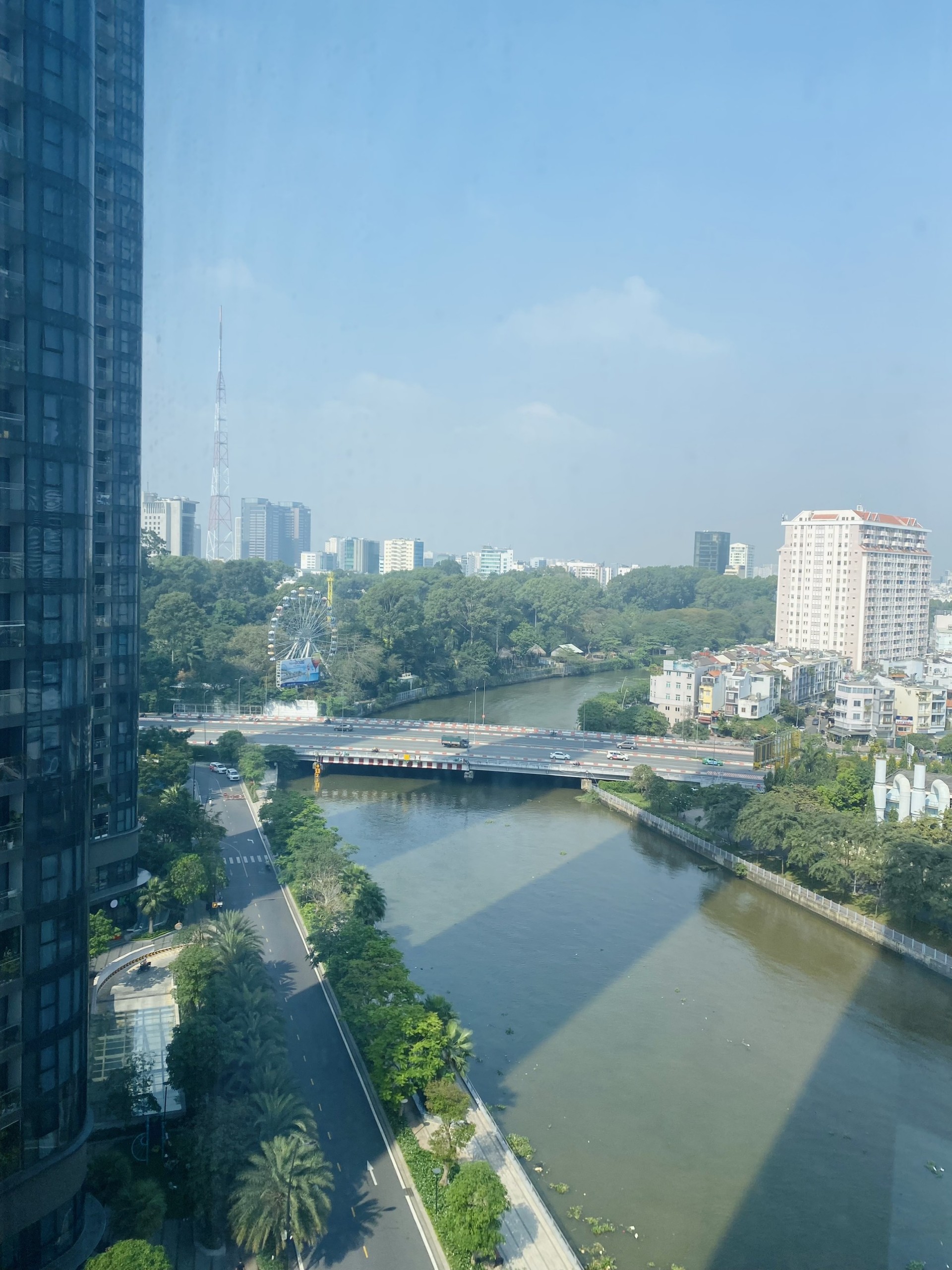CĂN GÓC 2PN-2WC ,80m2 VÒNG CUNG VINHOMES BASON VIEW LANDMARK 81 CHO THUÊ GIÁ 28TR/TH