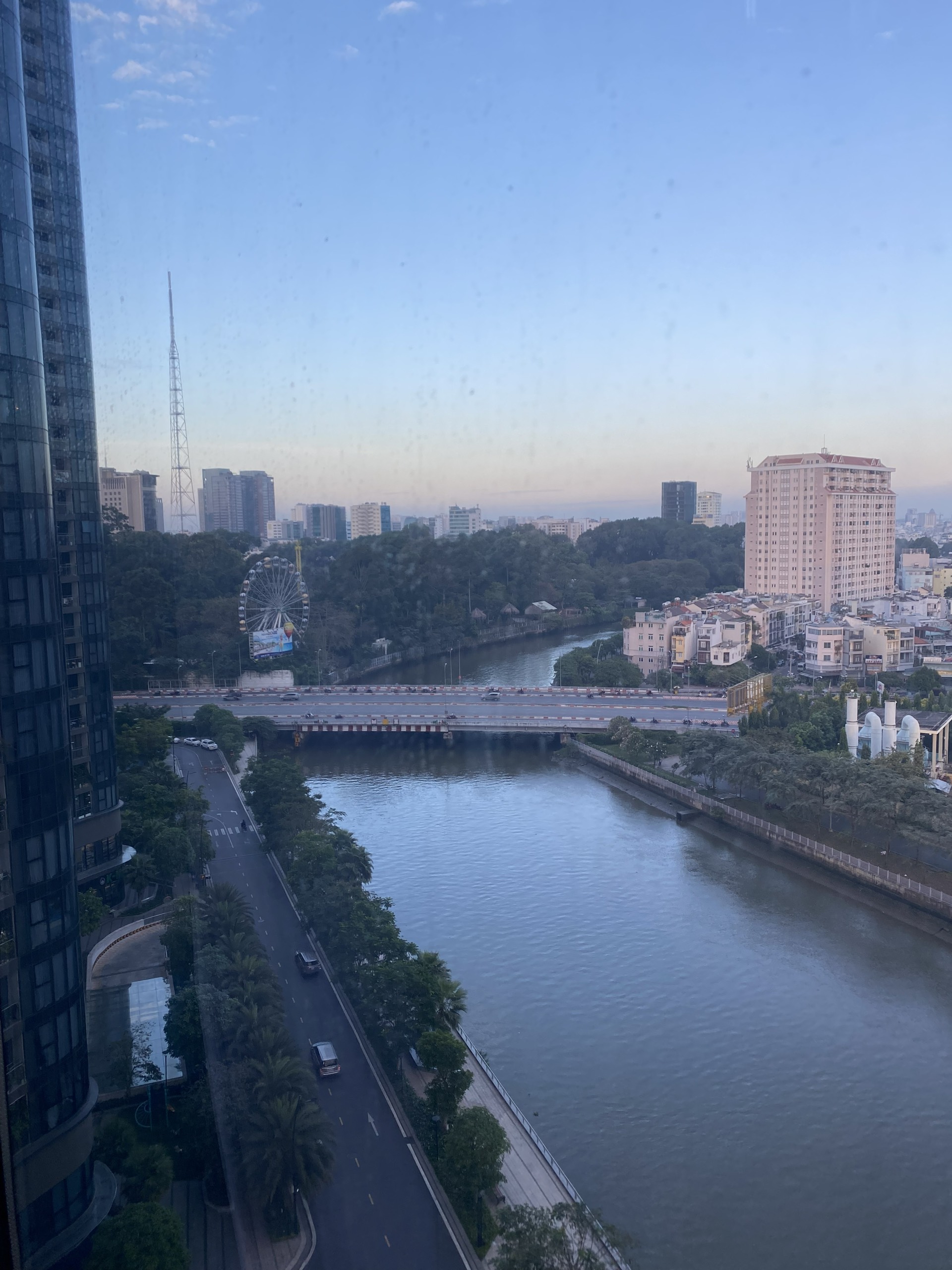 CĂN GÓC 2PN-2WC ,80m2 VÒNG CUNG VINHOMES BASON VIEW LANDMARK 81 CHO THUÊ GIÁ 28TR/TH