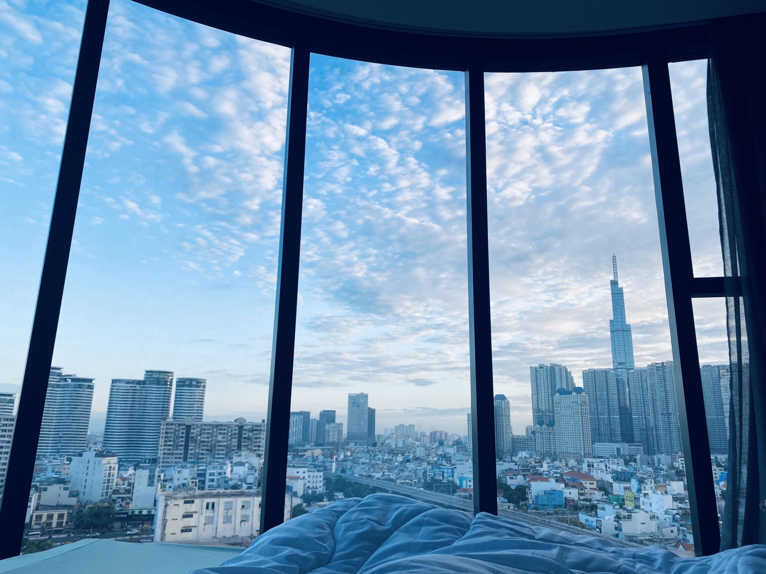 CĂN GÓC 2PN-2WC ,80m2 VÒNG CUNG VINHOMES BASON VIEW LANDMARK 81 CHO THUÊ GIÁ 28TR/TH