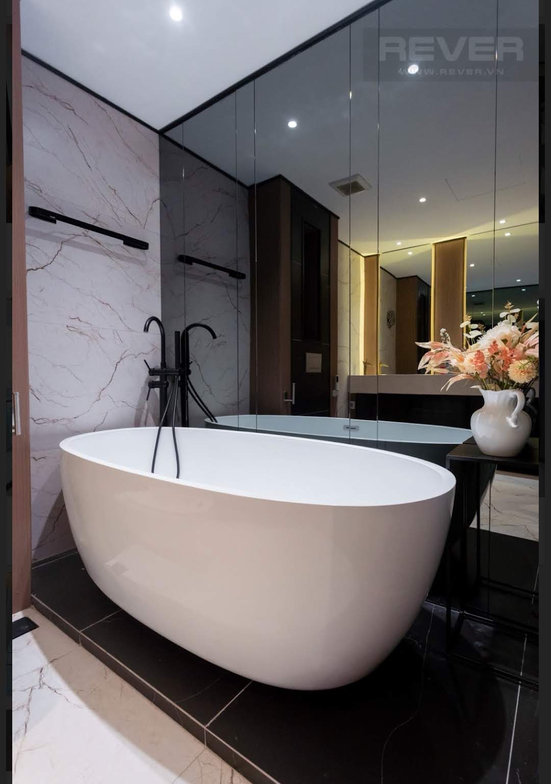 Cho thuê căn hộ 3 phòng ngủ Vinhomes Golden River tầng thấp nội thất đầy đủ