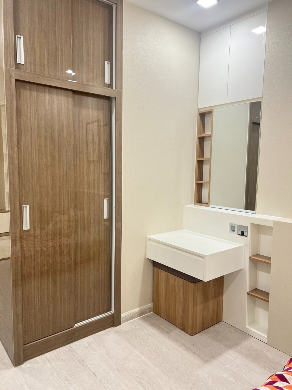 Cần cho thuê gấp căn hộ 2PN 2WC 70m2 view Bitexco giá chỉ 25tr/th