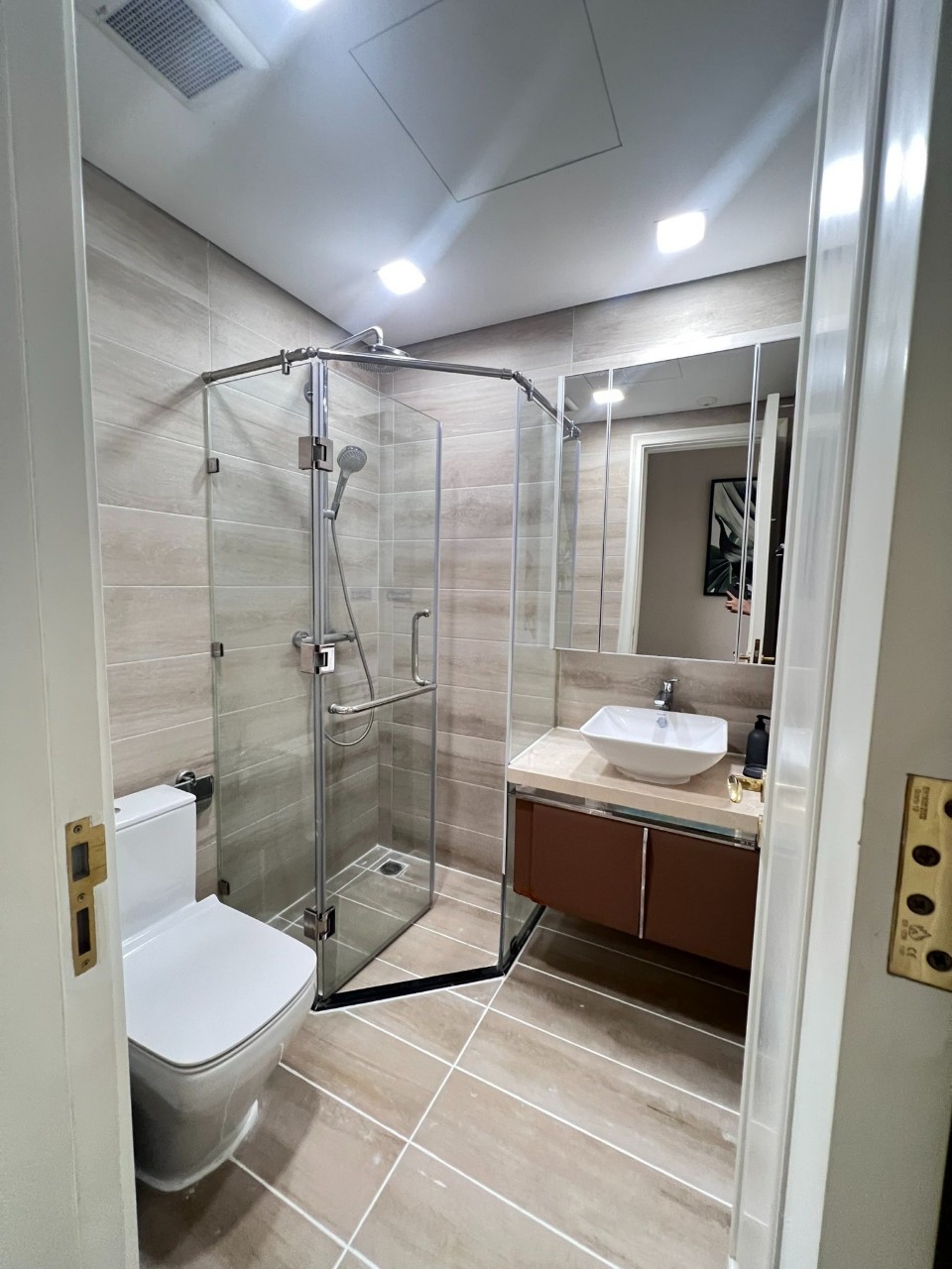 Cần cho thuê gấp căn hộ 2PN 2WC 70m2 view Bitexco giá chỉ 25tr/th