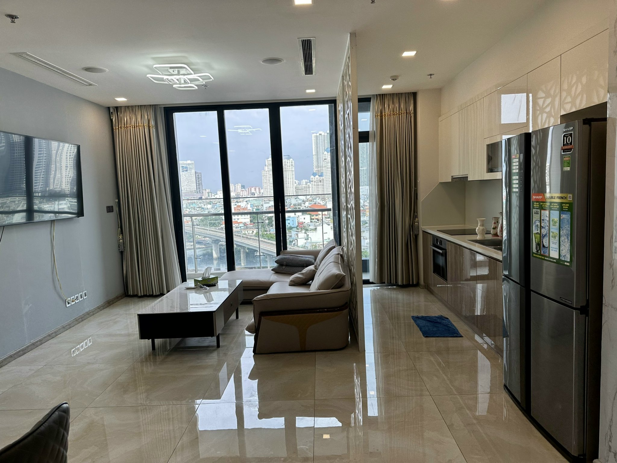 Cho thuê căn hộ 3 phòng ngủ Vinhomes Golden River vòng cung Aqua4