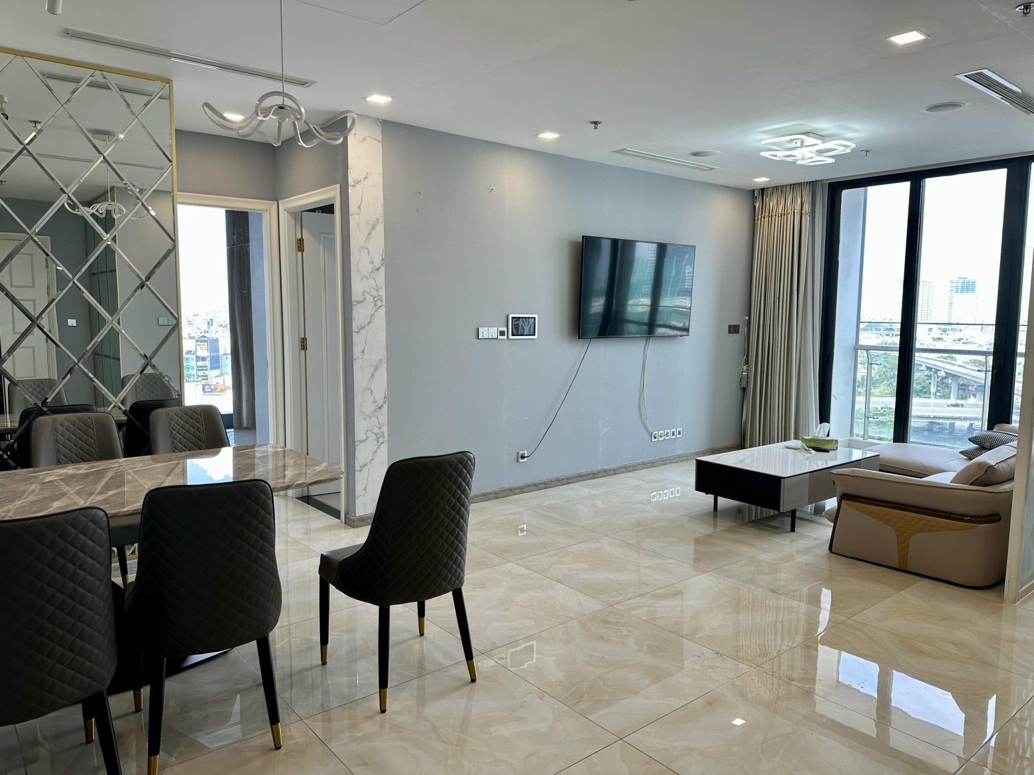 Cho thuê căn hộ 3 phòng ngủ Vinhomes Golden River vòng cung Aqua4