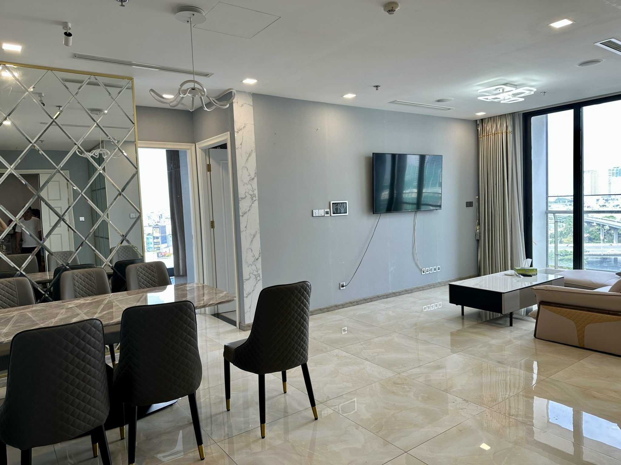 Cho thuê căn hộ 3 phòng ngủ Vinhomes Golden River vòng cung Aqua4