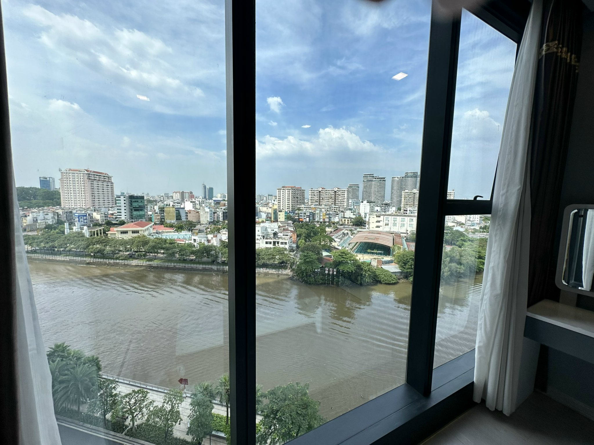 Cho thuê căn hộ 3 phòng ngủ Vinhomes Golden River vòng cung Aqua4