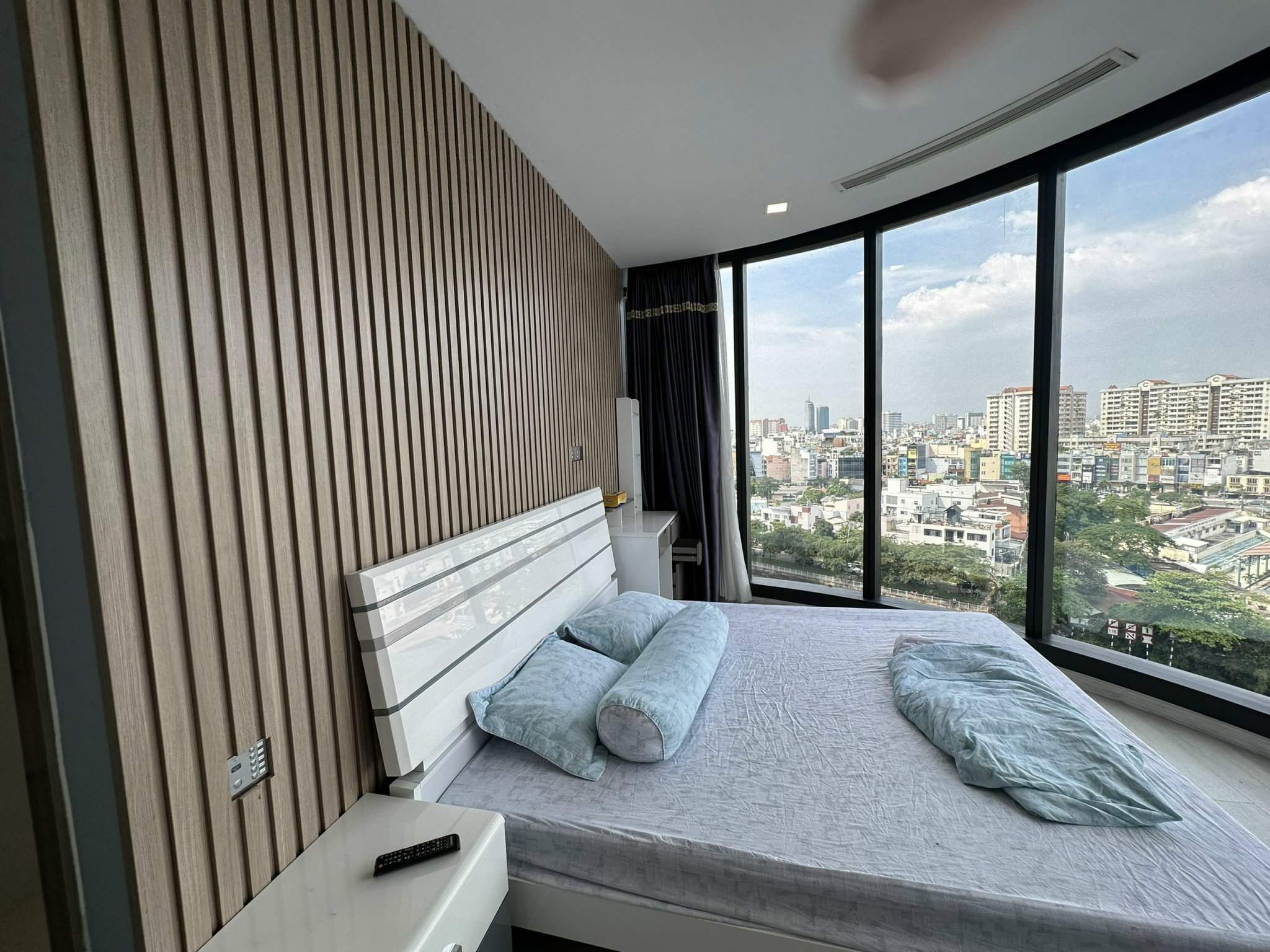 Cho thuê căn hộ 3 phòng ngủ Vinhomes Golden River vòng cung Aqua4