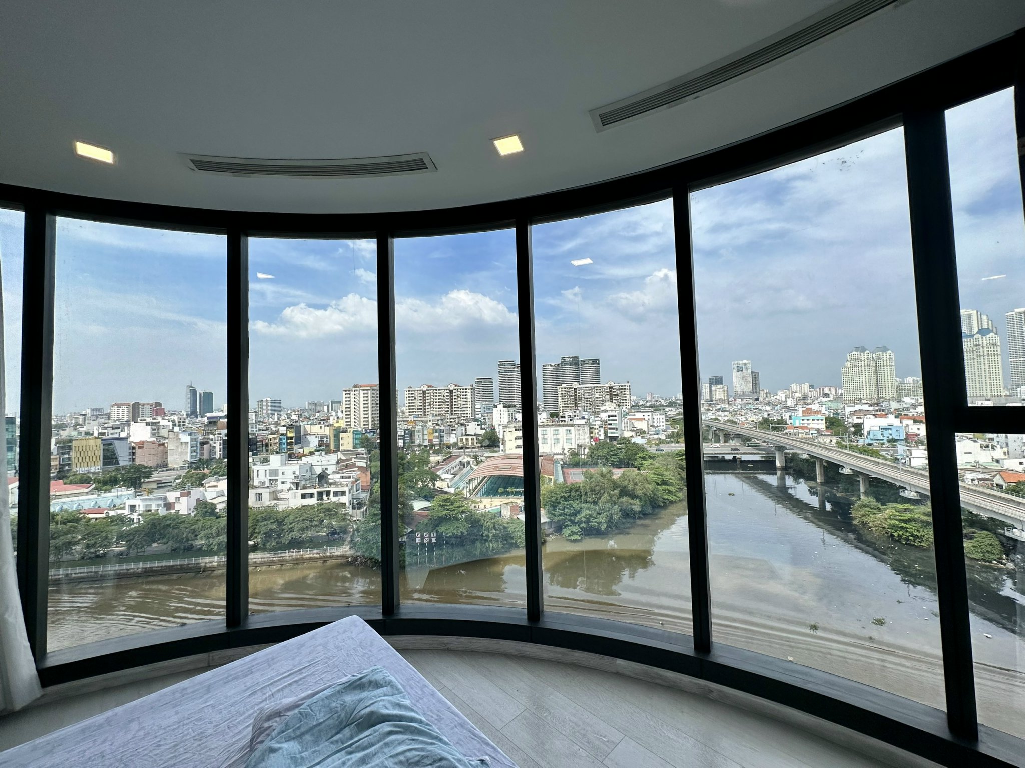 Cho thuê căn hộ 3 phòng ngủ Vinhomes Golden River vòng cung Aqua4