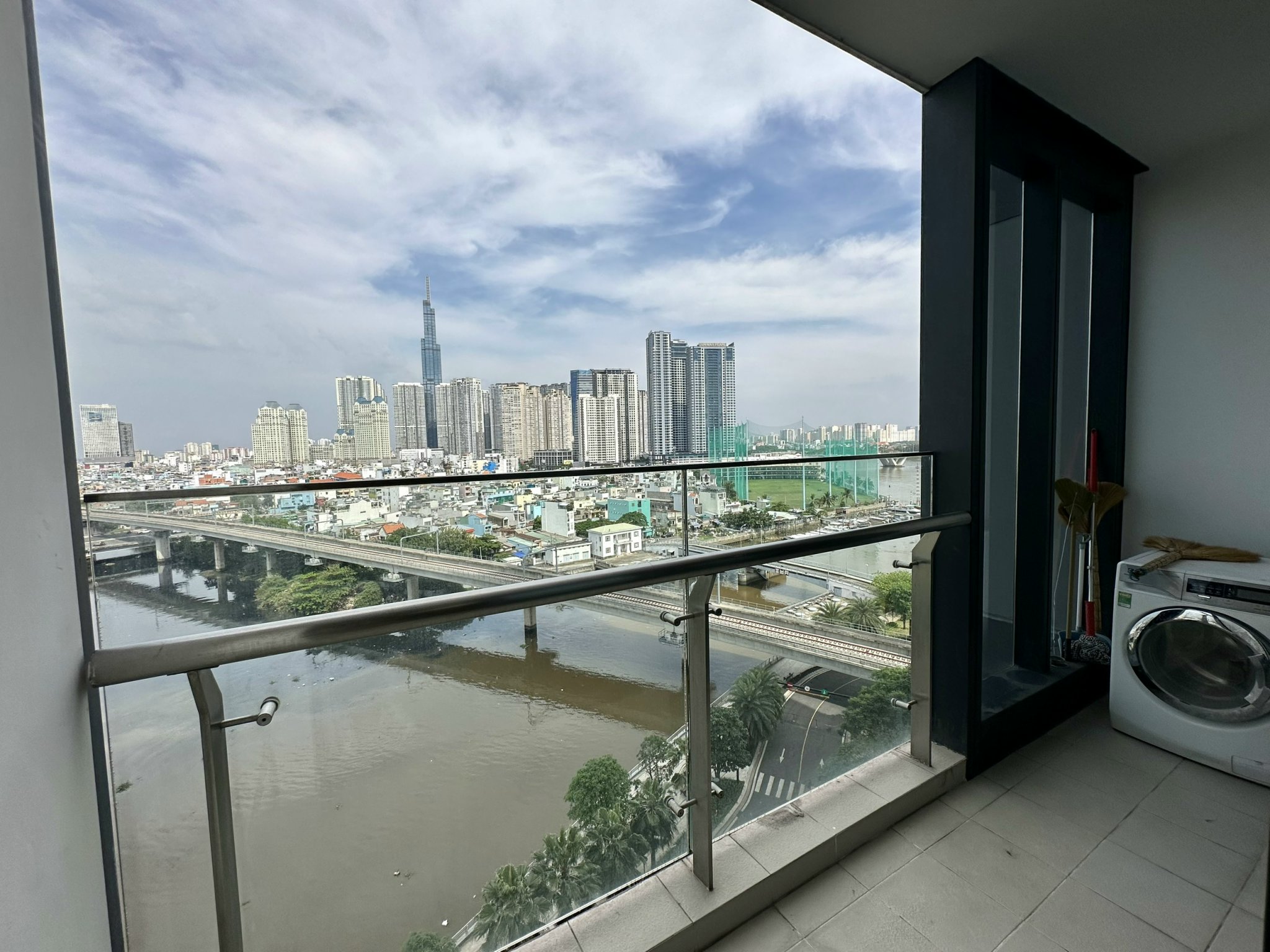 Cho thuê căn hộ 3 phòng ngủ Vinhomes Golden River vòng cung Aqua4