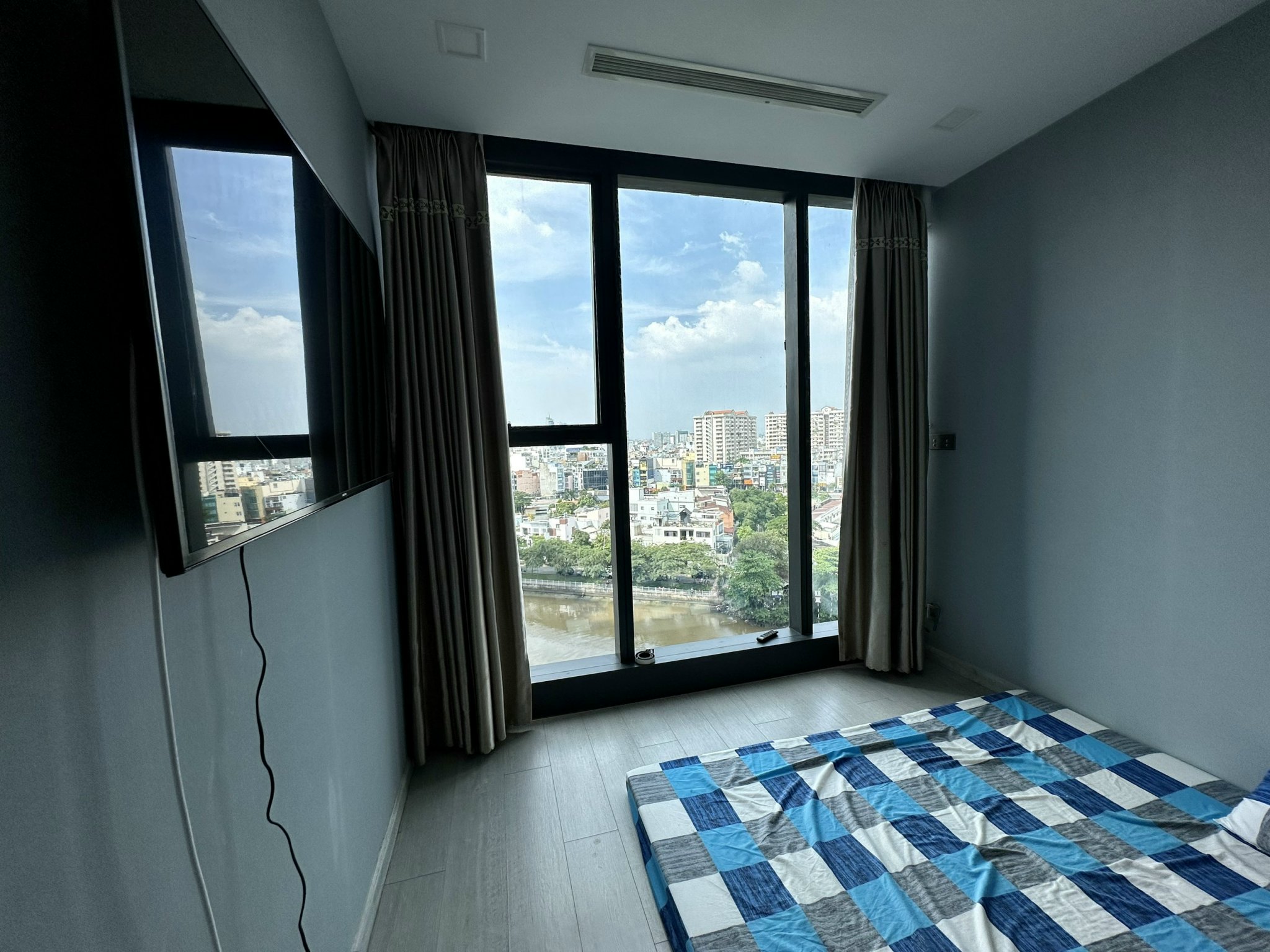 Cho thuê căn hộ 3 phòng ngủ Vinhomes Golden River vòng cung Aqua4