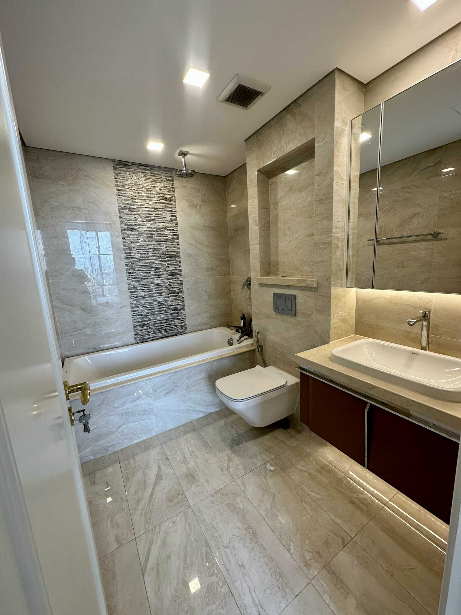 Cho thuê căn hộ 3 phòng ngủ Vinhomes Golden River vòng cung Aqua4