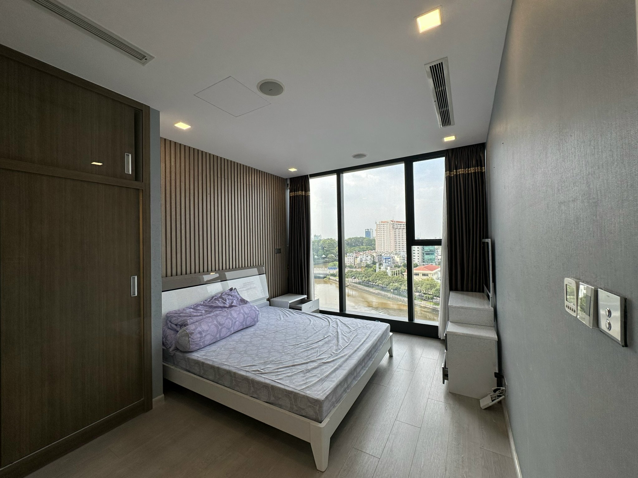 Cho thuê căn hộ 3 phòng ngủ Vinhomes Golden River vòng cung Aqua4