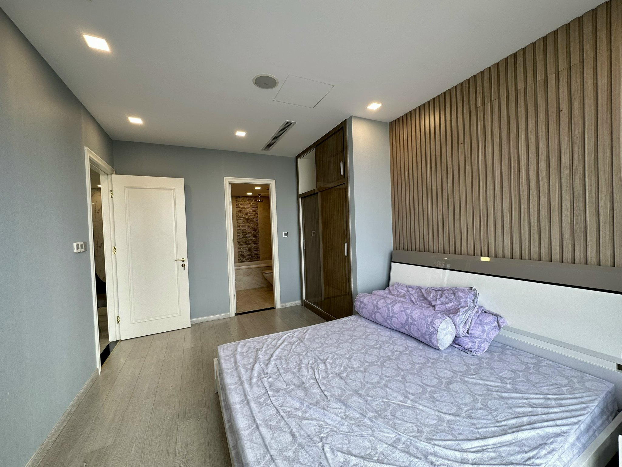 Cho thuê căn hộ 3 phòng ngủ Vinhomes Golden River vòng cung Aqua4