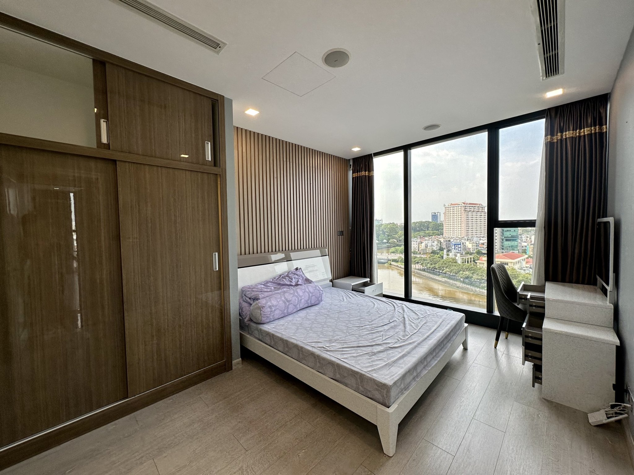 Cho thuê căn hộ 3 phòng ngủ Vinhomes Golden River vòng cung Aqua4