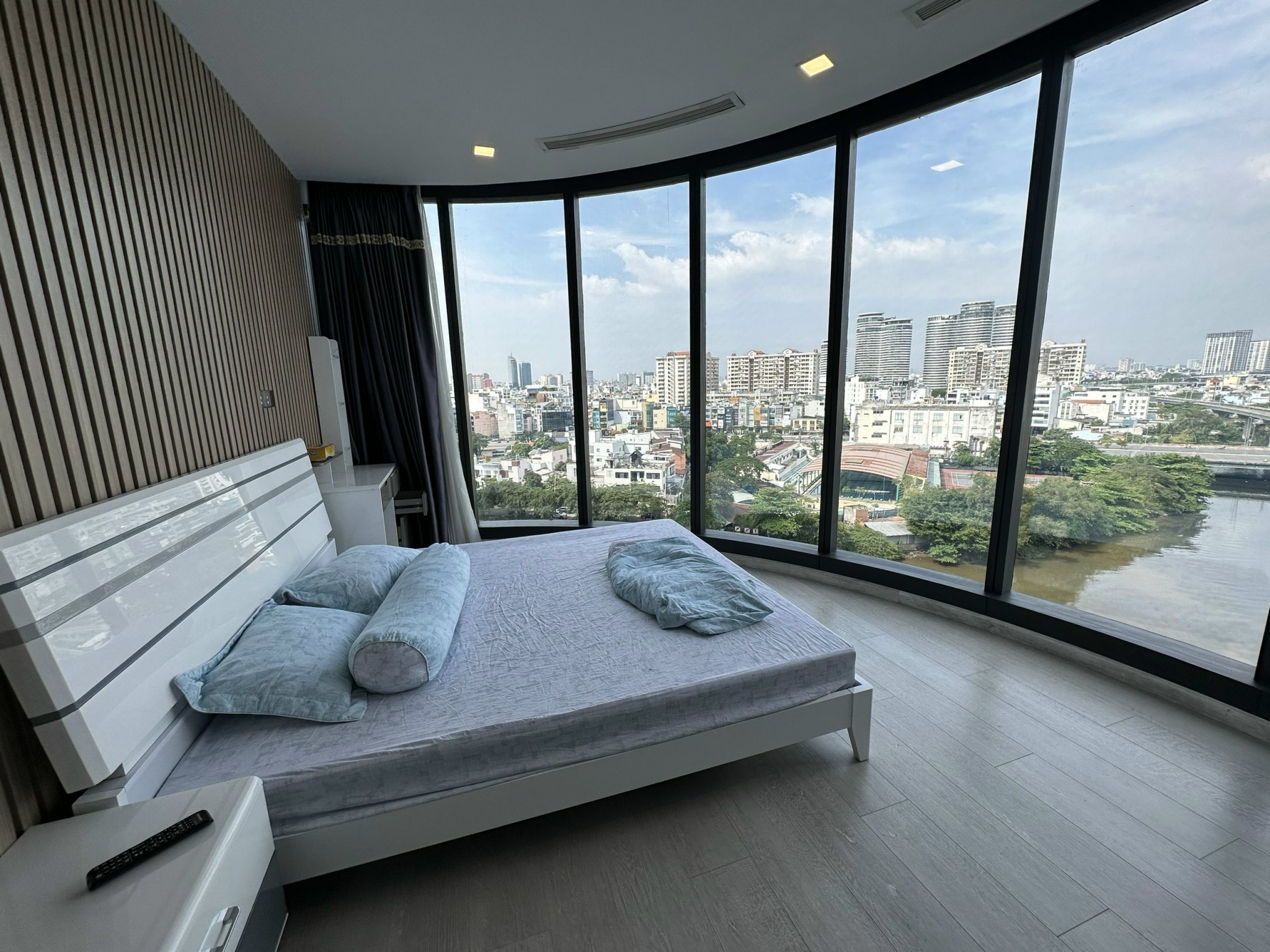 Cho thuê căn hộ 3 phòng ngủ Vinhomes Golden River vòng cung Aqua4