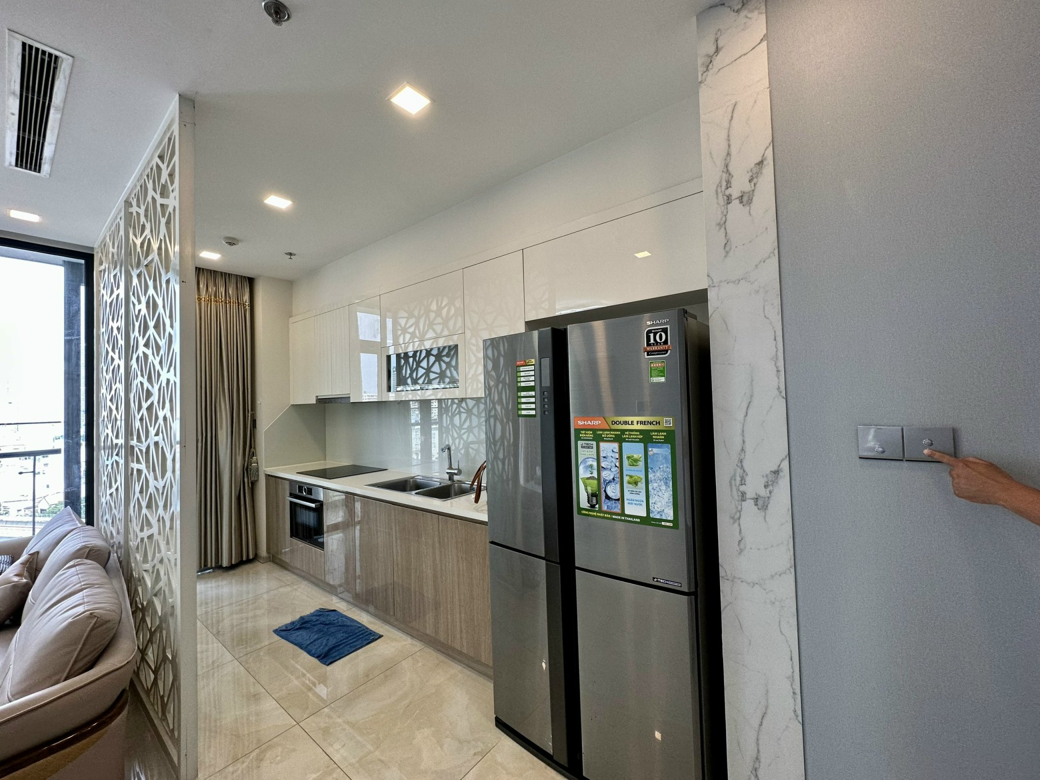 Cho thuê căn hộ 3 phòng ngủ Vinhomes Golden River vòng cung Aqua4