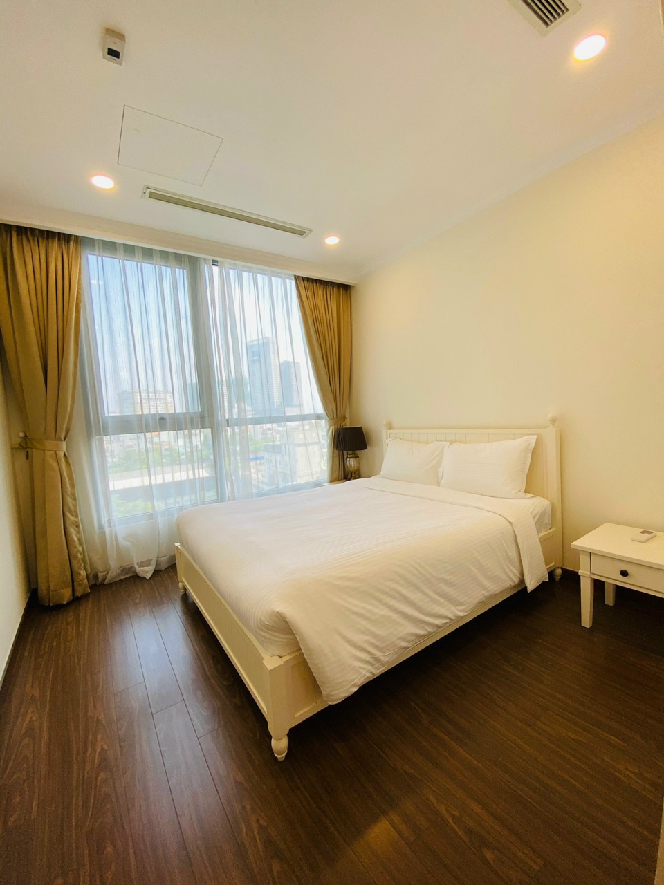 Bán căn hộ vinhomes central park căn 2pn tặng full nội thất thoáng đẹp