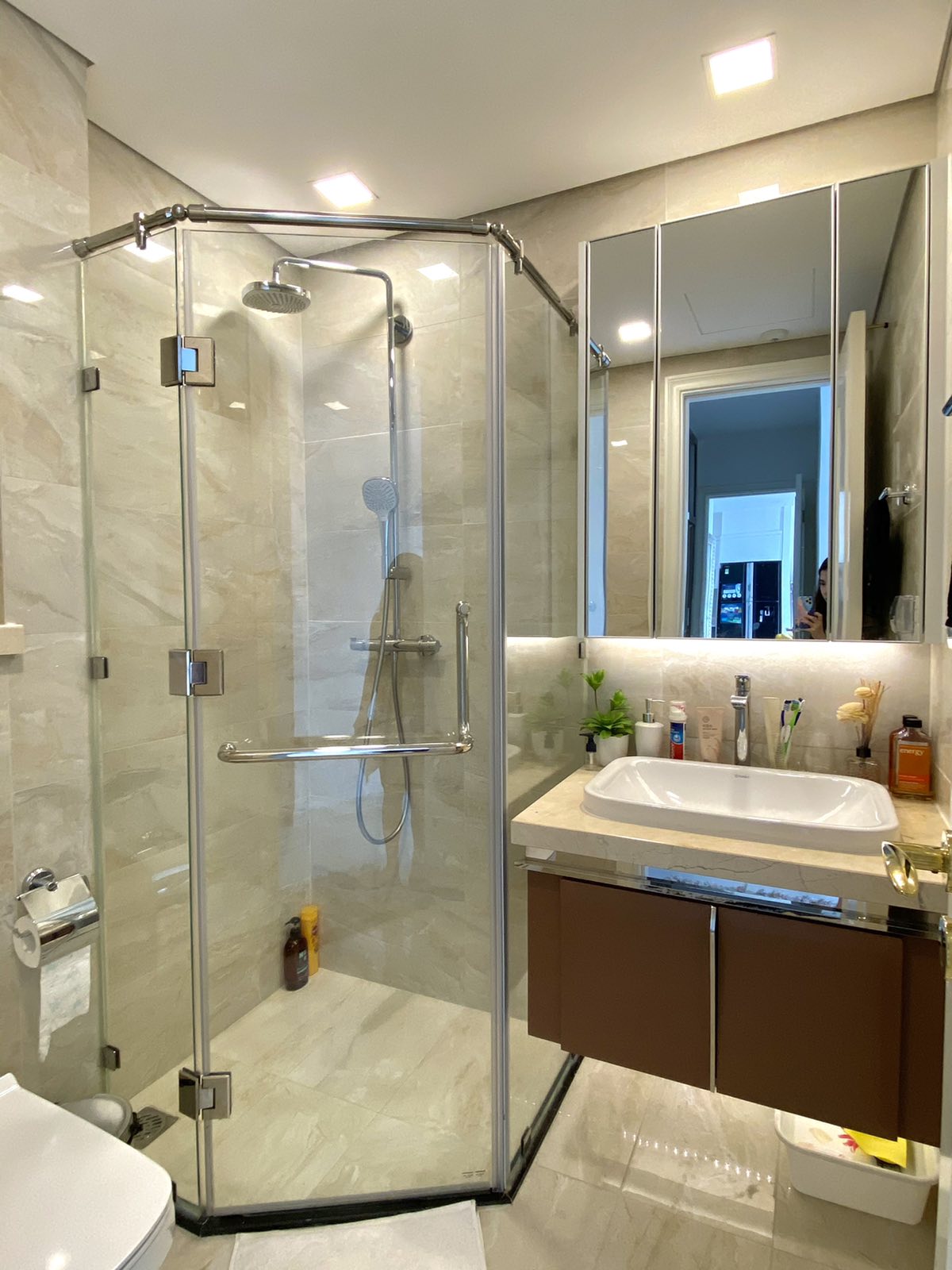 Cho thuê căn hộ 2 phòng ngủ Vinhomes Golden River view Bitexco