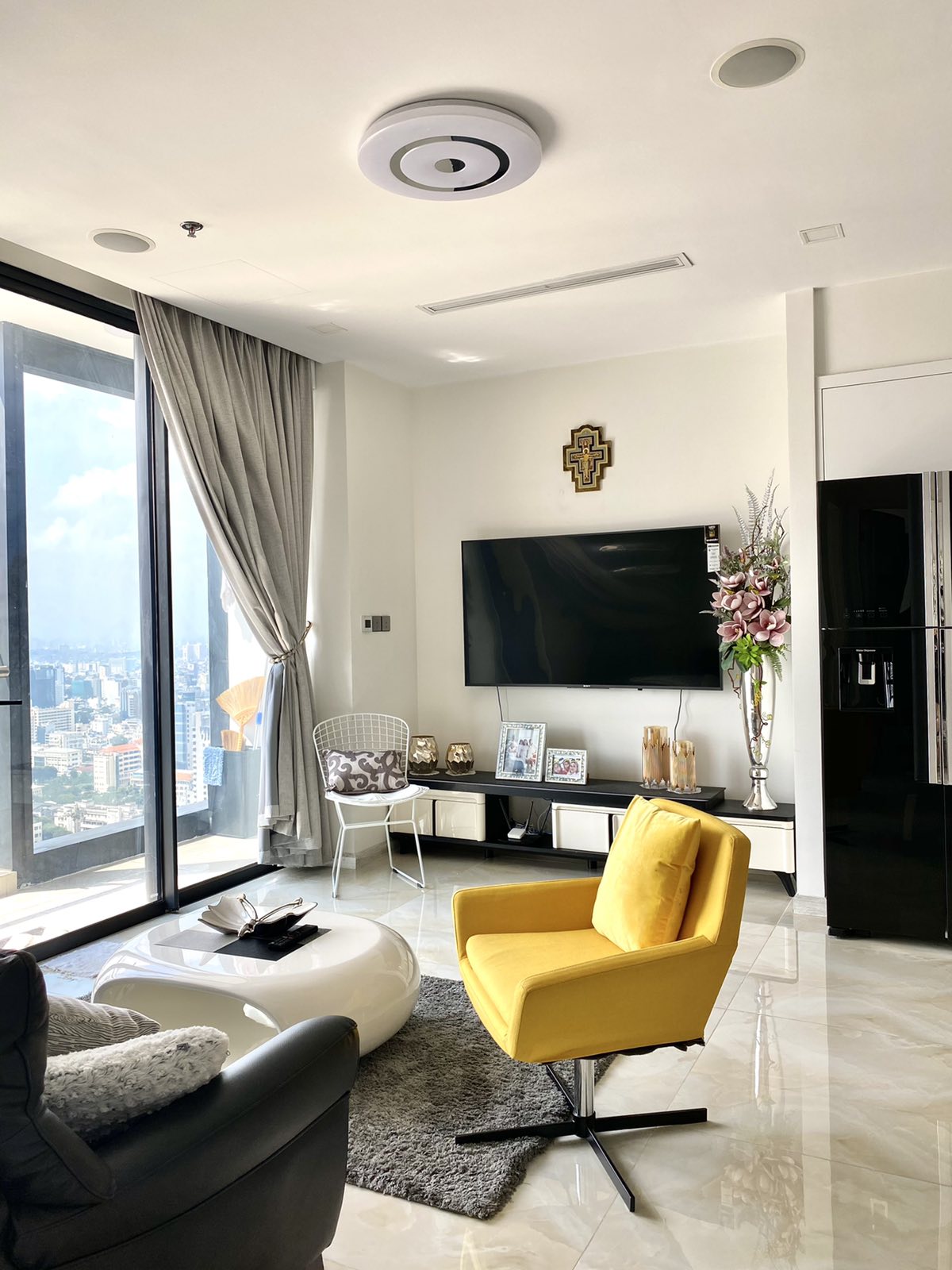 Cho thuê căn hộ 2 phòng ngủ Vinhomes Golden River view Bitexco