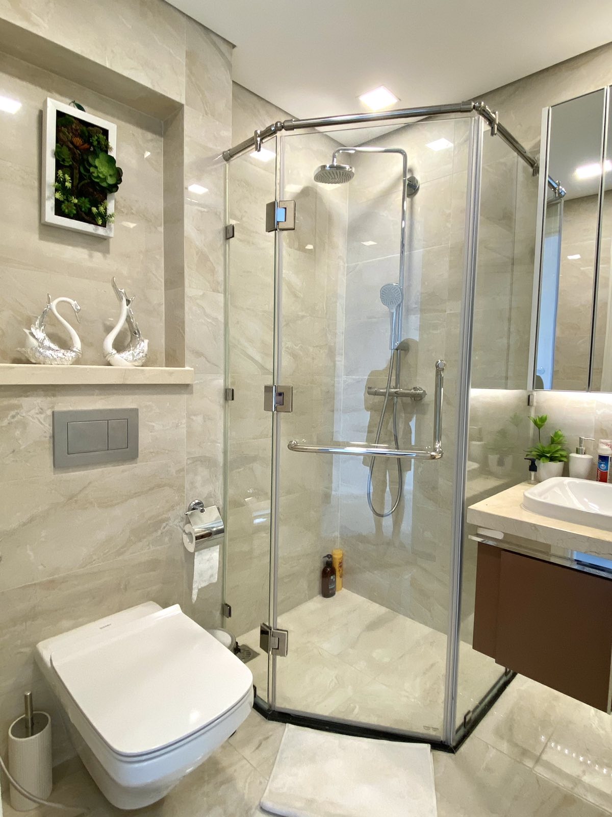 Cho thuê căn hộ 2 phòng ngủ Vinhomes Golden River view Bitexco