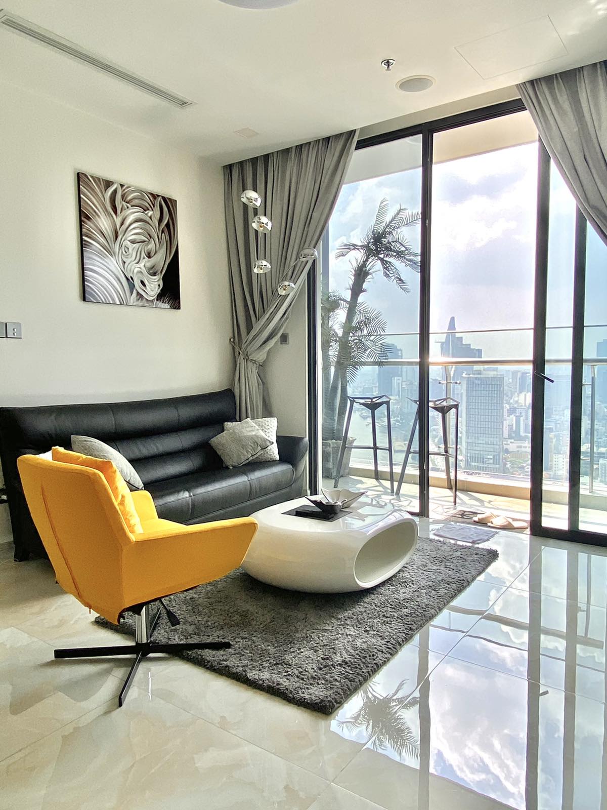 Cho thuê căn hộ 2 phòng ngủ Vinhomes Golden River view Bitexco