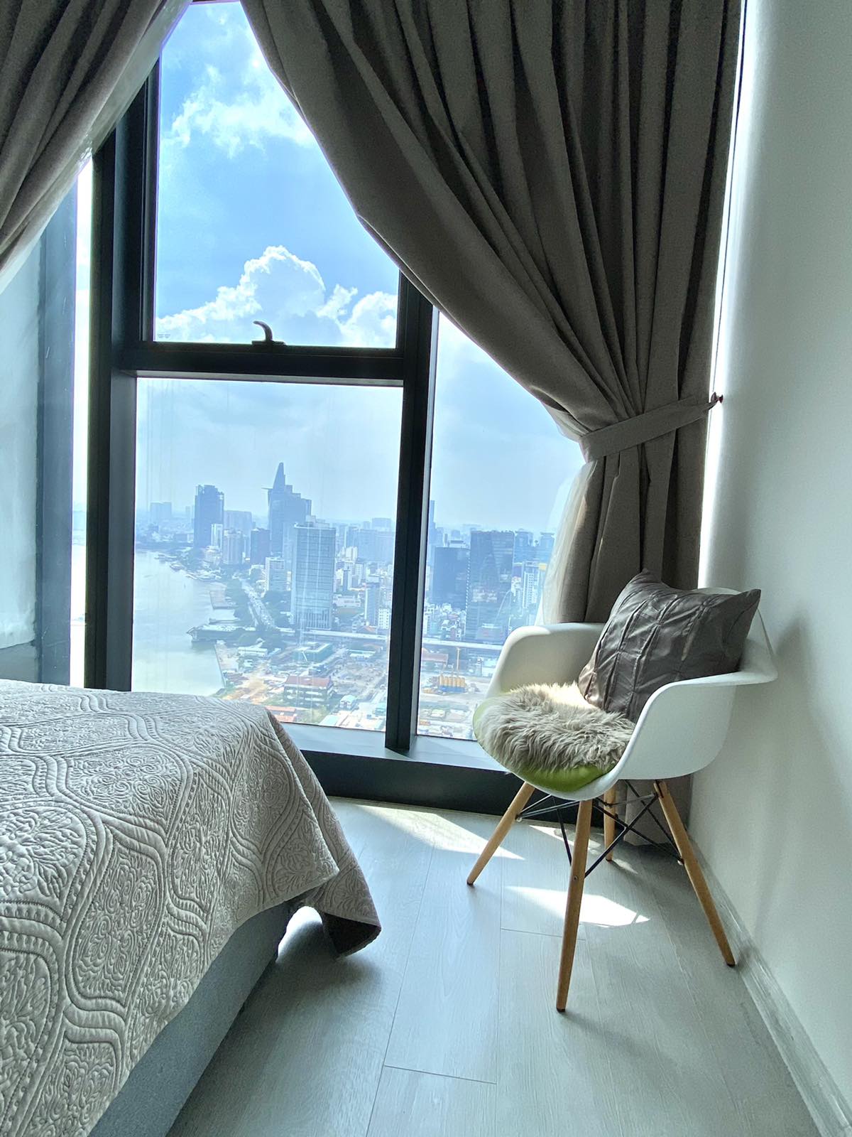 Cho thuê căn hộ 2 phòng ngủ Vinhomes Golden River view Bitexco
