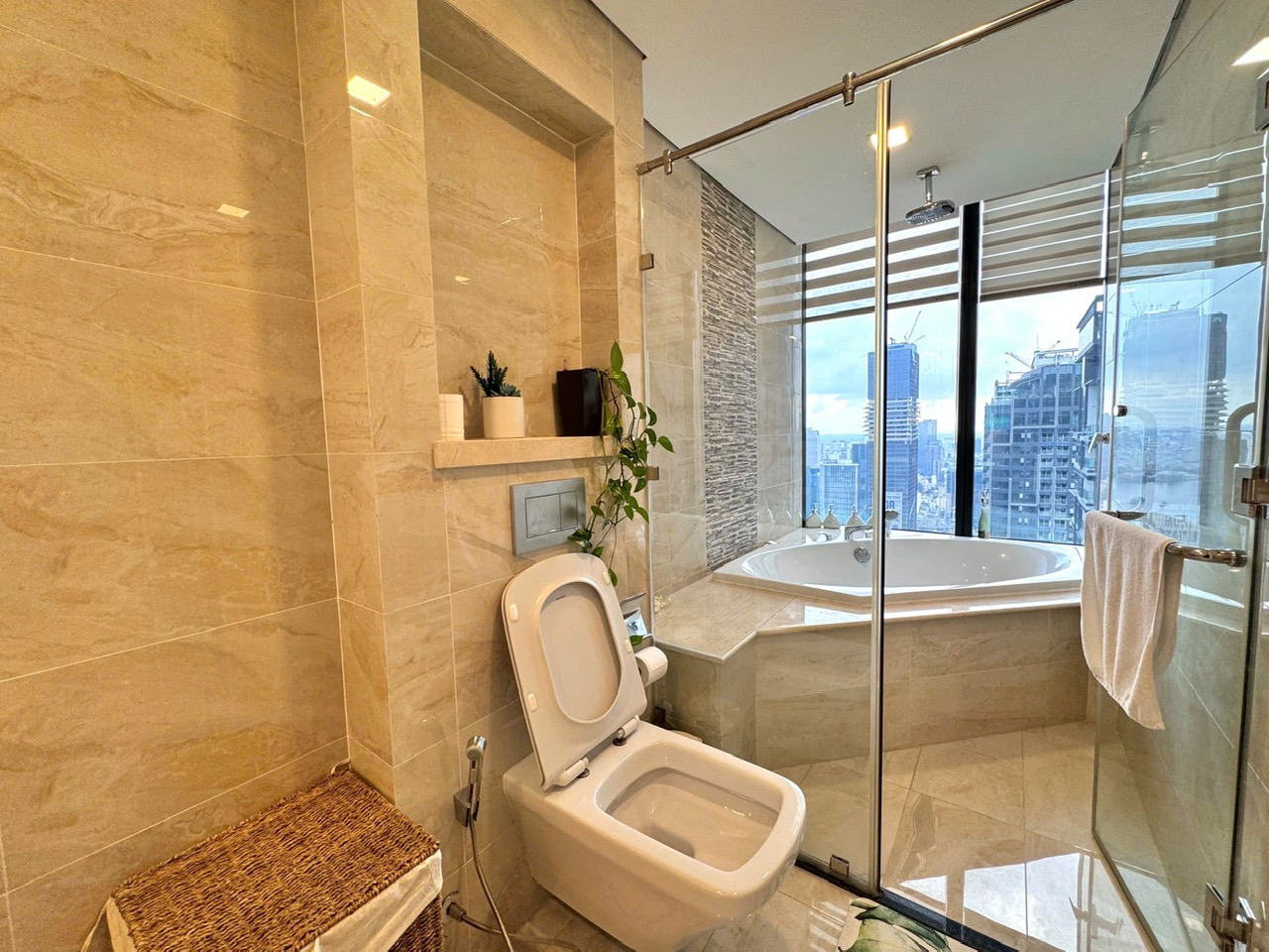 Cho thuê căn hộ 4phòng ngủ – 3wc Vinhomes Golden River Quận 1 vòng cung Aqua 1 giá chỉ 90 triệu/ tháng Như hình
