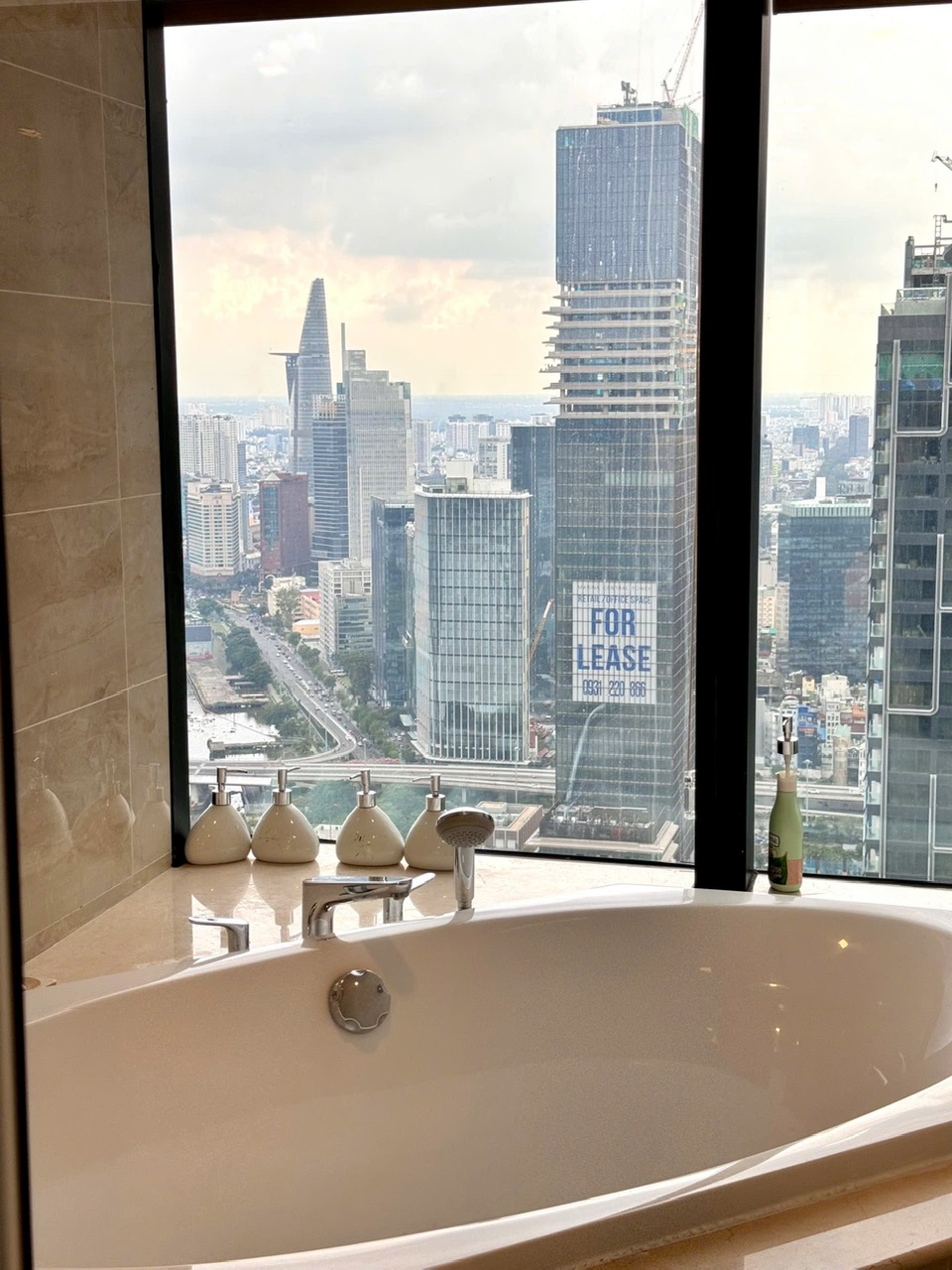 Cho thuê căn hộ 4phòng ngủ – 3wc Vinhomes Golden River Quận 1 vòng cung Aqua 1 giá chỉ 90 triệu/ tháng Như hình