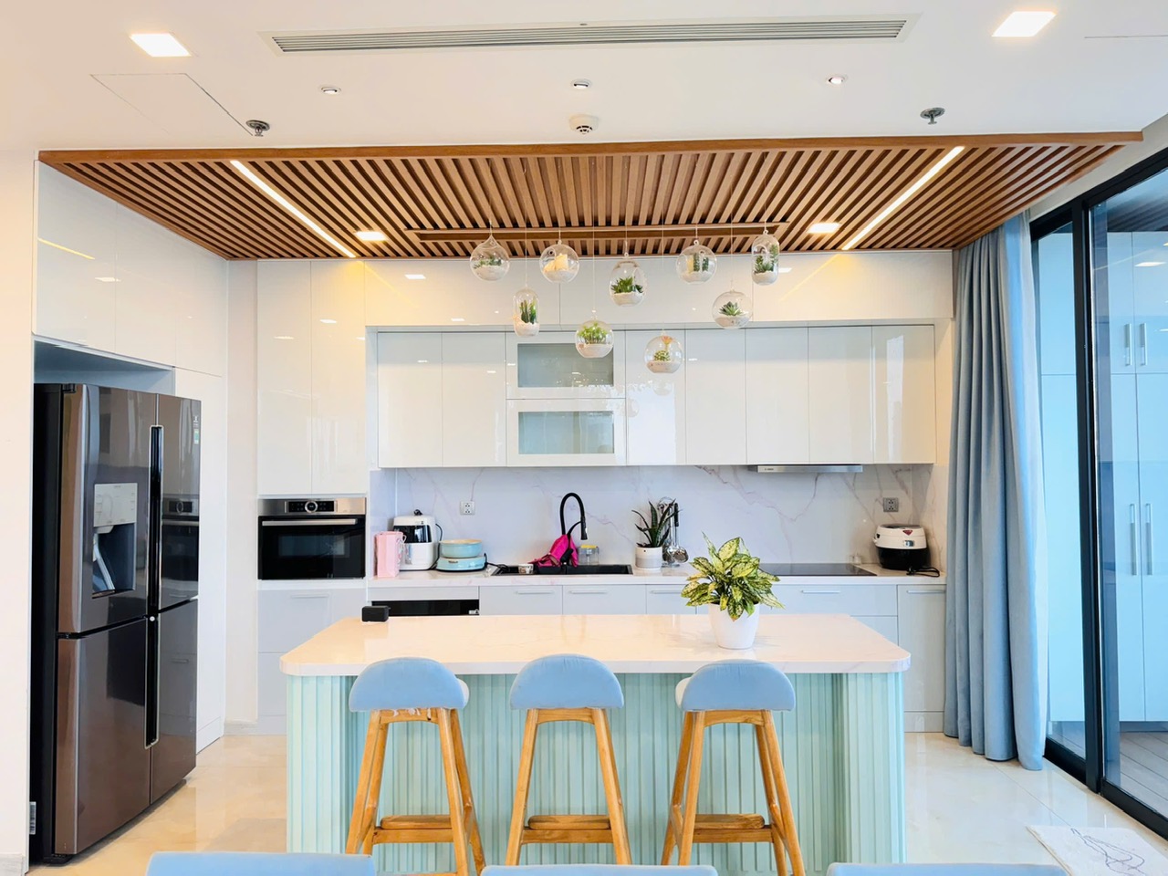 Cho thuê căn hộ 4phòng ngủ – 3wc Vinhomes Golden River Quận 1 vòng cung Aqua 1 giá chỉ 90 triệu/ tháng Như hình
